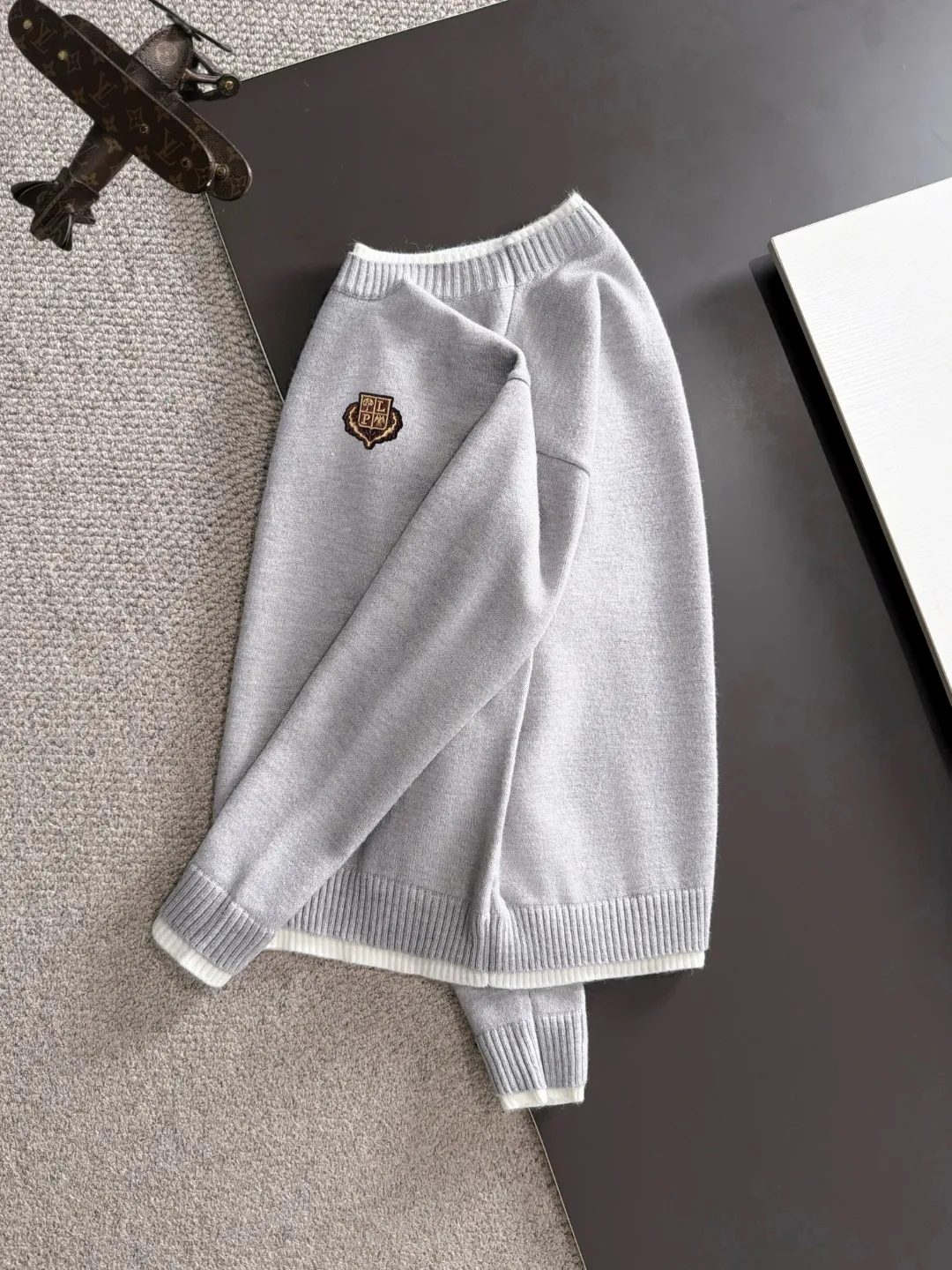 Next day shipping LP 2041 Autumn and Winter latest sweaters from the official website, on sale at the counter at the same time Hot Sale! Specially made of wool blended fabric. It feels comfortable and can be directly in contact with the skin. The logo badge is exquisitely embroidered, which is extremely eye-catching! The details highlight the fashionable charm of big brands. Exquisite workmanship. Three-dimensional cutting style. The wearing effect is invincible and handsome! All three standards are complete! Sizes:M-3XL